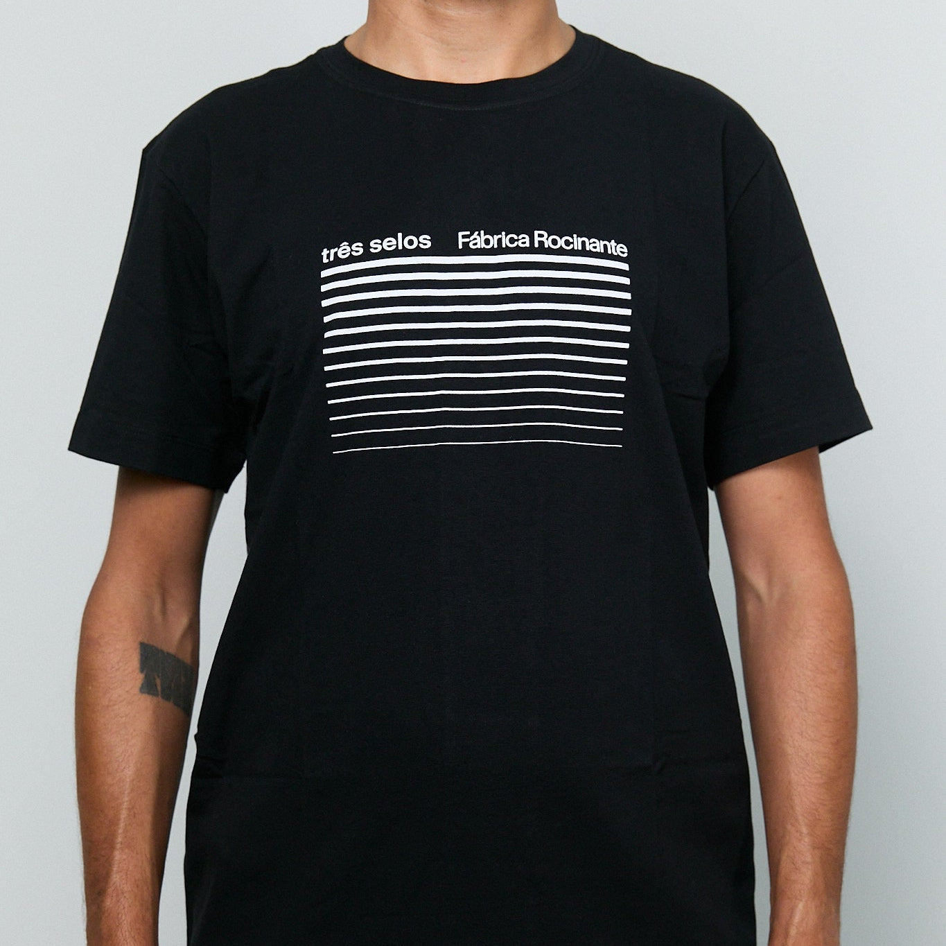 CAMISETA TRÊS SELOS PRETA