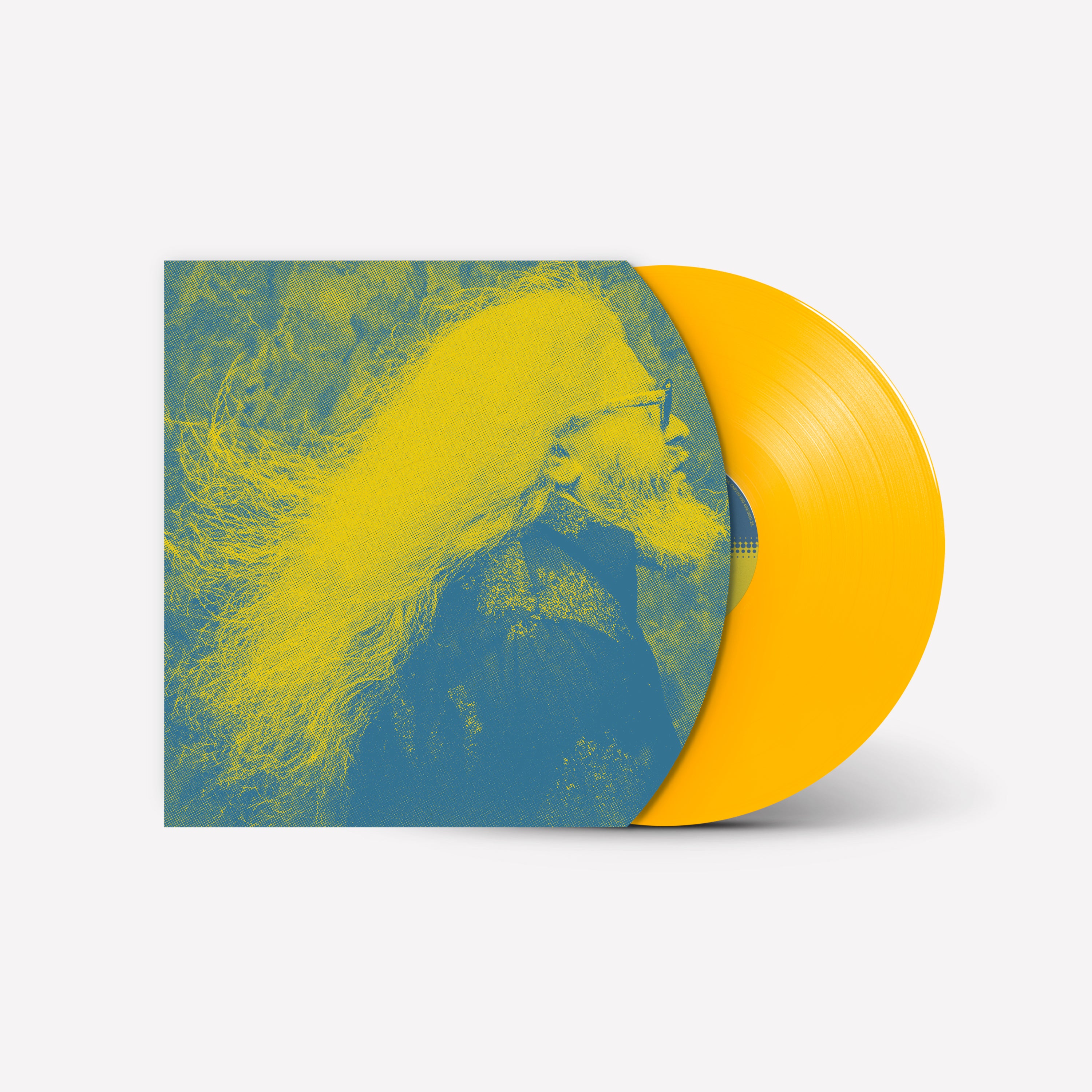 Sleeve do LP Lagoa da Canoa, Município de Arapiraca de Hermeto Pascoal com retrato lateral do artista em ilustração azul e amarela acompanhada de disco de vinil amarelo parcialmente exposto (disco de vinil).