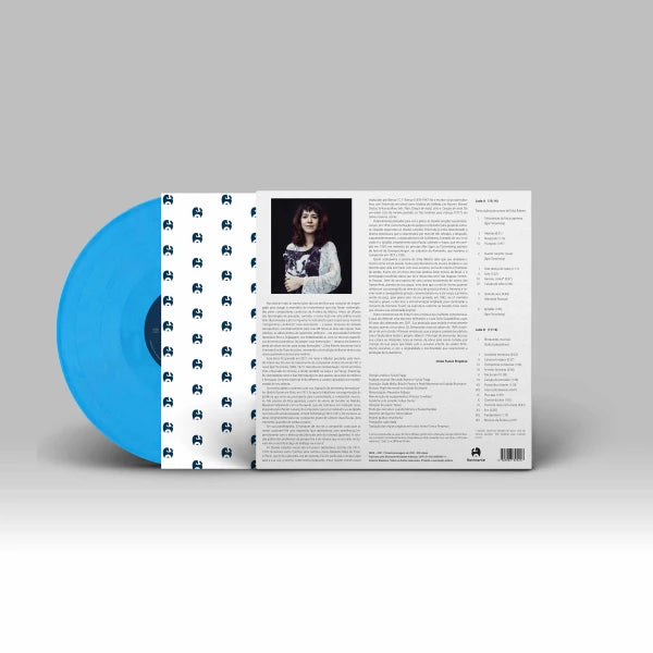 Verso da capa do álbum de Erika Ribeiro com fotografia da pianista, texto de apresentação, créditos da gravação e repertório dedicado às obras de Sofia Gubaidúlina, Hermeto Pascoal e Ígor Stravinsky.