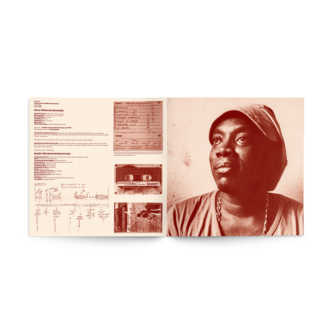 Encarte de As Gralhas, de A Barca do Sol e Milton Nascimento, com ficha técnica, reproduções de materiais de gravação e fotografia em tons avermelhados.
