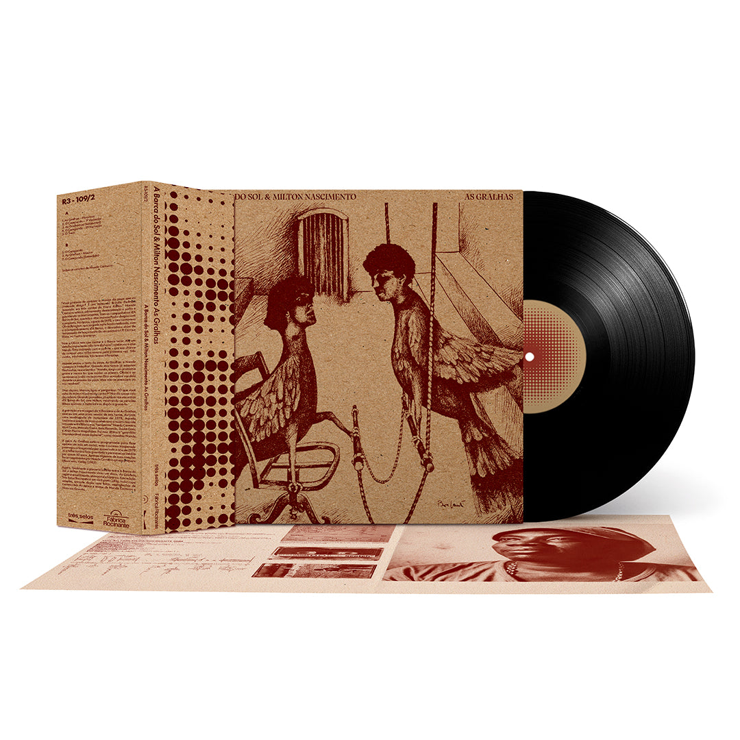 Mockup da edição em vinil de As Gralhas, de A Barca do Sol e Milton Nascimento, com capa, OBI, encarte aberto e disco de vinil preto.