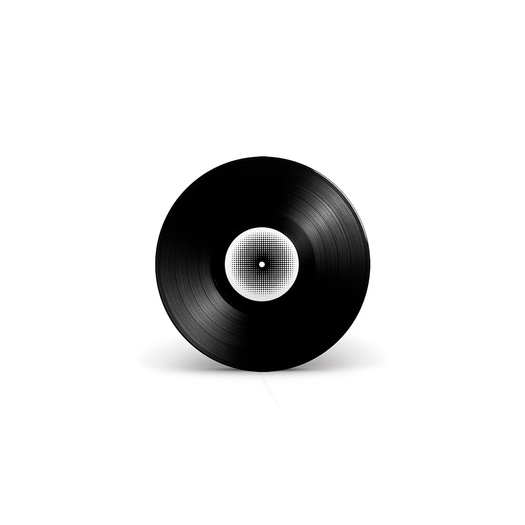 Disco de vinil preto de 12 polegadas do álbum "Pirata" de A Barca do Sol, isolado sobre fundo branco, com selo central branco em gradiente reticulado de pontos pretos