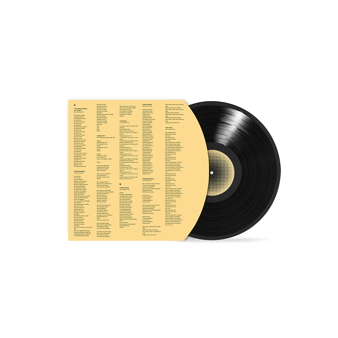 Envelope interno do LP com o disco de vinil preto parcialmente extraído, label central visível e acabamento nítido.