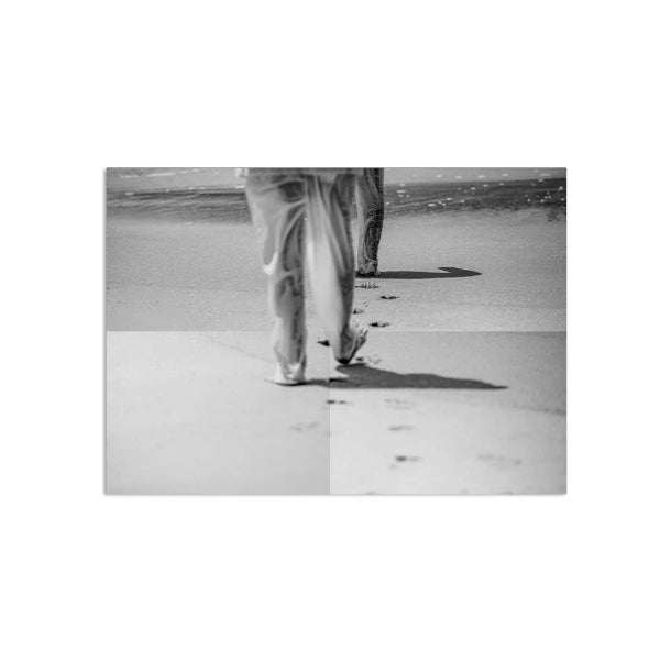 Pôster do álbum “Lágrimas no Mar” de Arnaldo Antunes e Vitor Araújo em formato disco de vinil, com fotografia em preto e branco de uma pessoa caminhando na praia e marcas de pegadas na areia (disco de vinil).