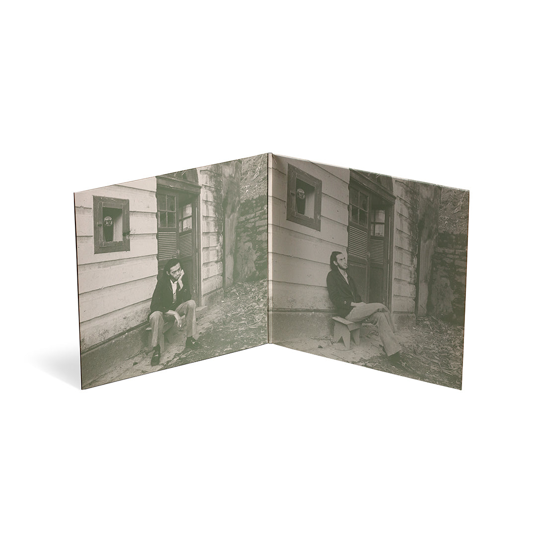 Capa gatefold aberta do álbum Arthur Verocai com fotos do artista no interior.