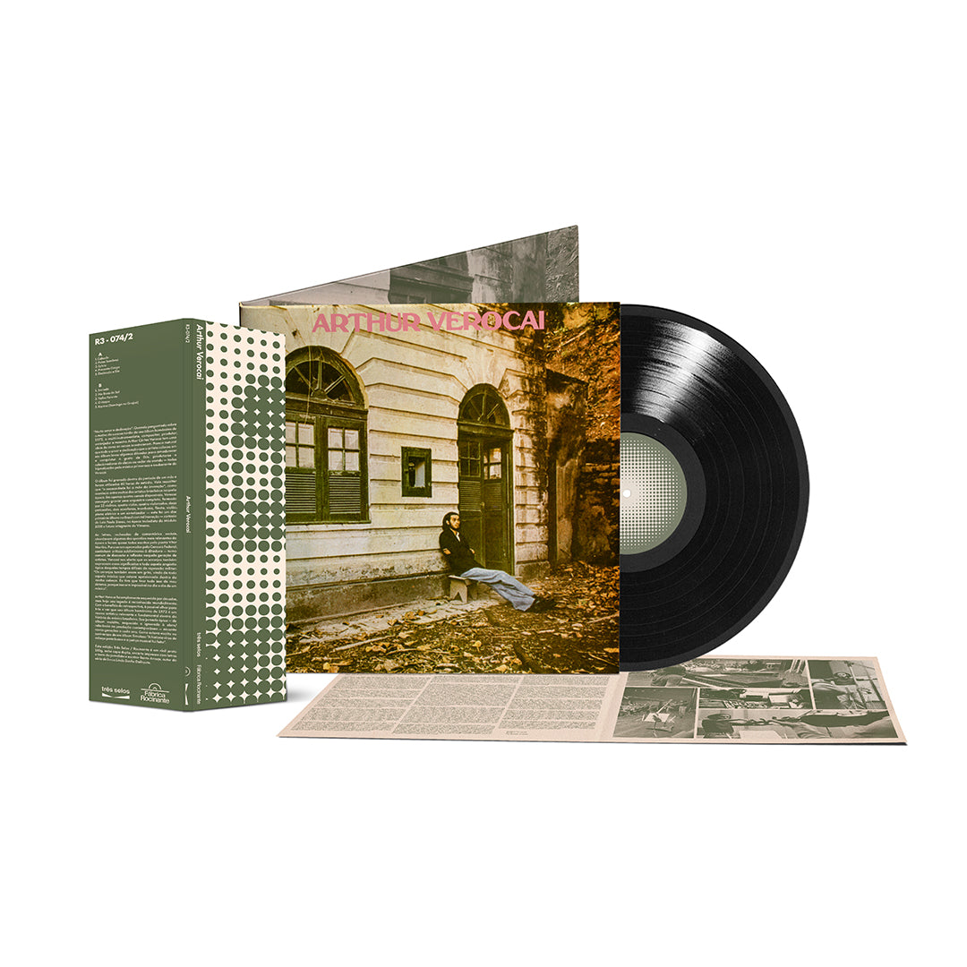 Capa gatefold aberta do álbum Arthur Verocai com o disco de vinil parcialmente para fora, encarte e faixa OBI amostra.