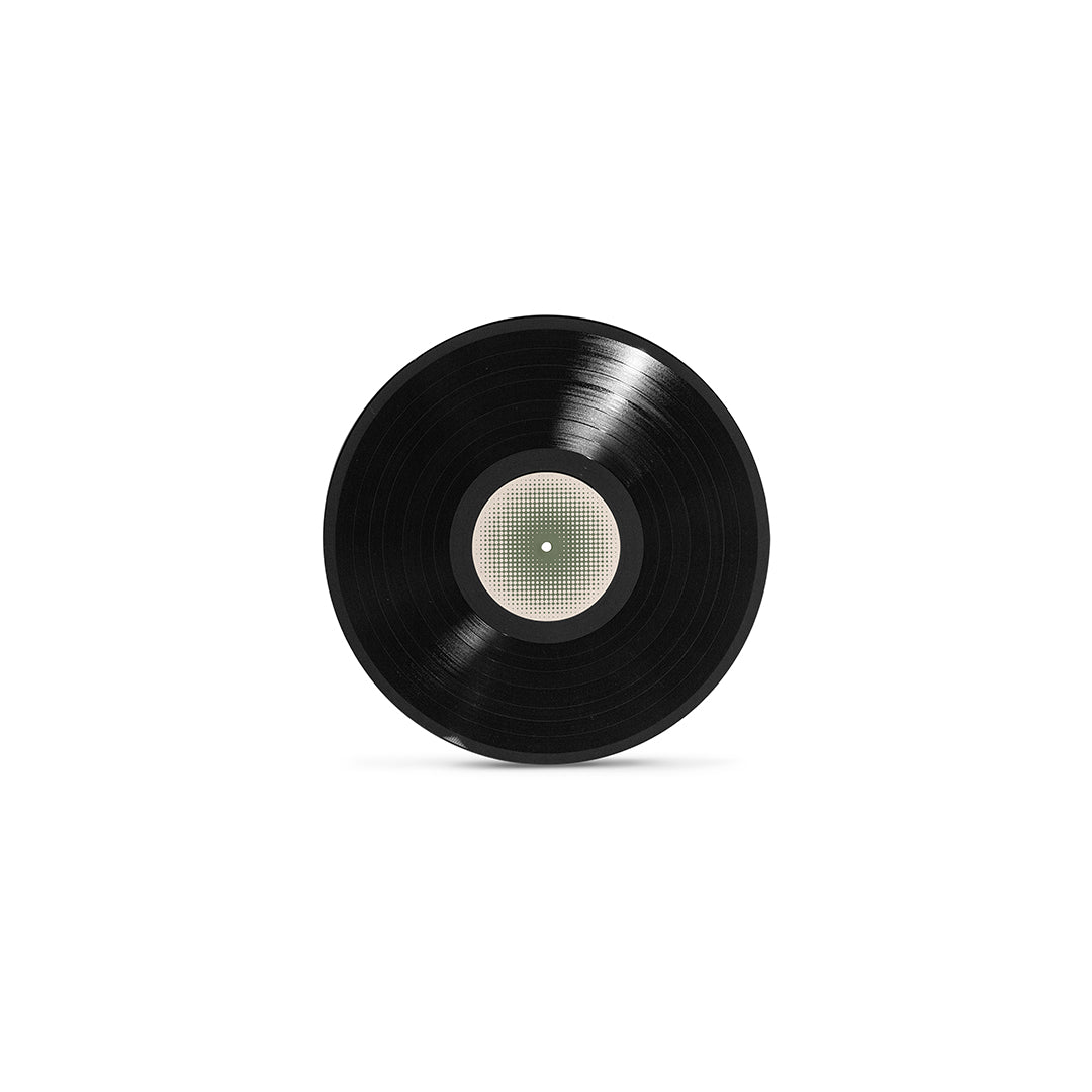 Disco de vinil preto do álbum “Arthur Verocai”, isolado em fundo neutro, com sulcos e label central em destaque