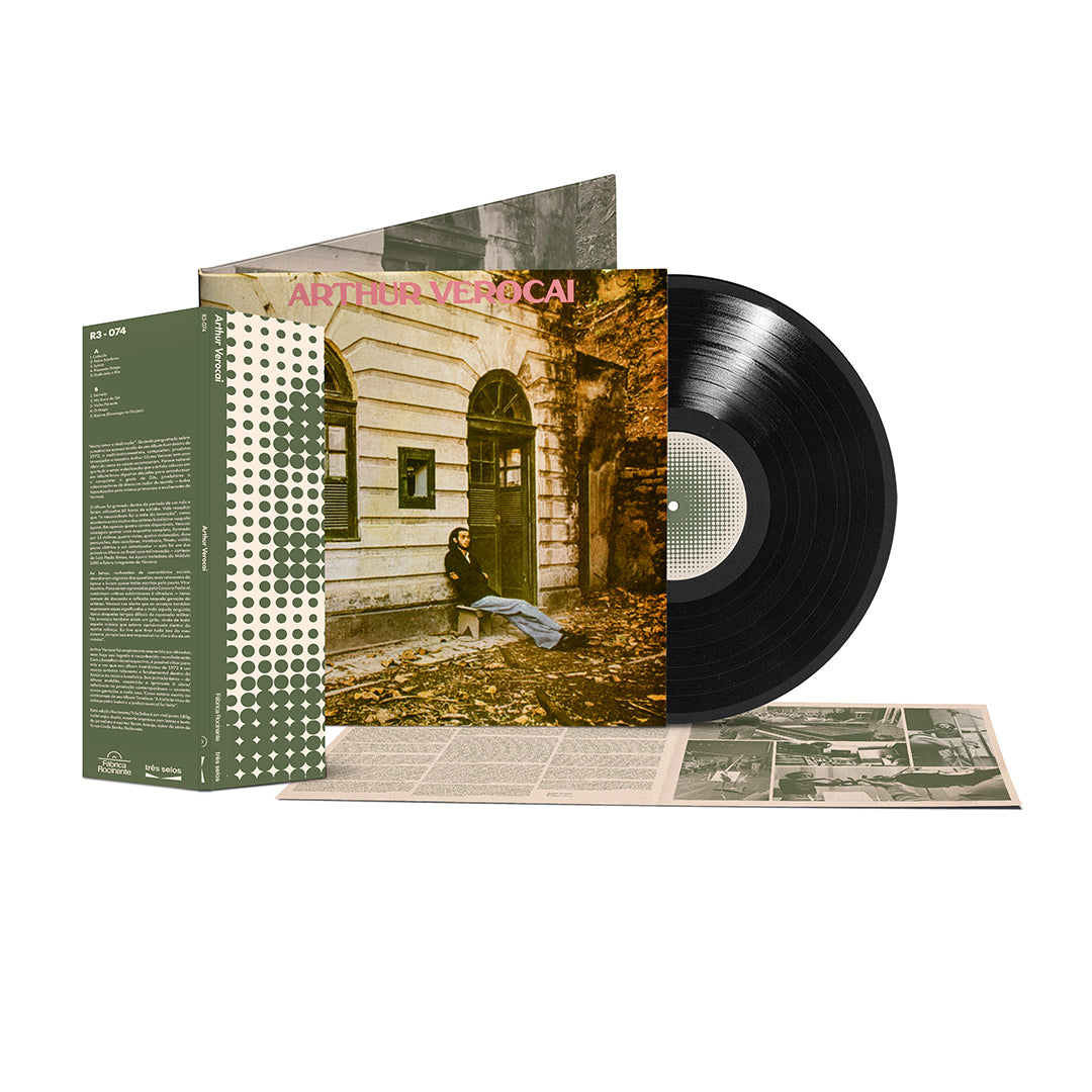 Capa gatefold aberta do LP “Arthur Verocai”, com o disco de vinil preto parcialmente para fora, posicionado sobre o encarte com letras e faixa OBI (amostra) ao lado
