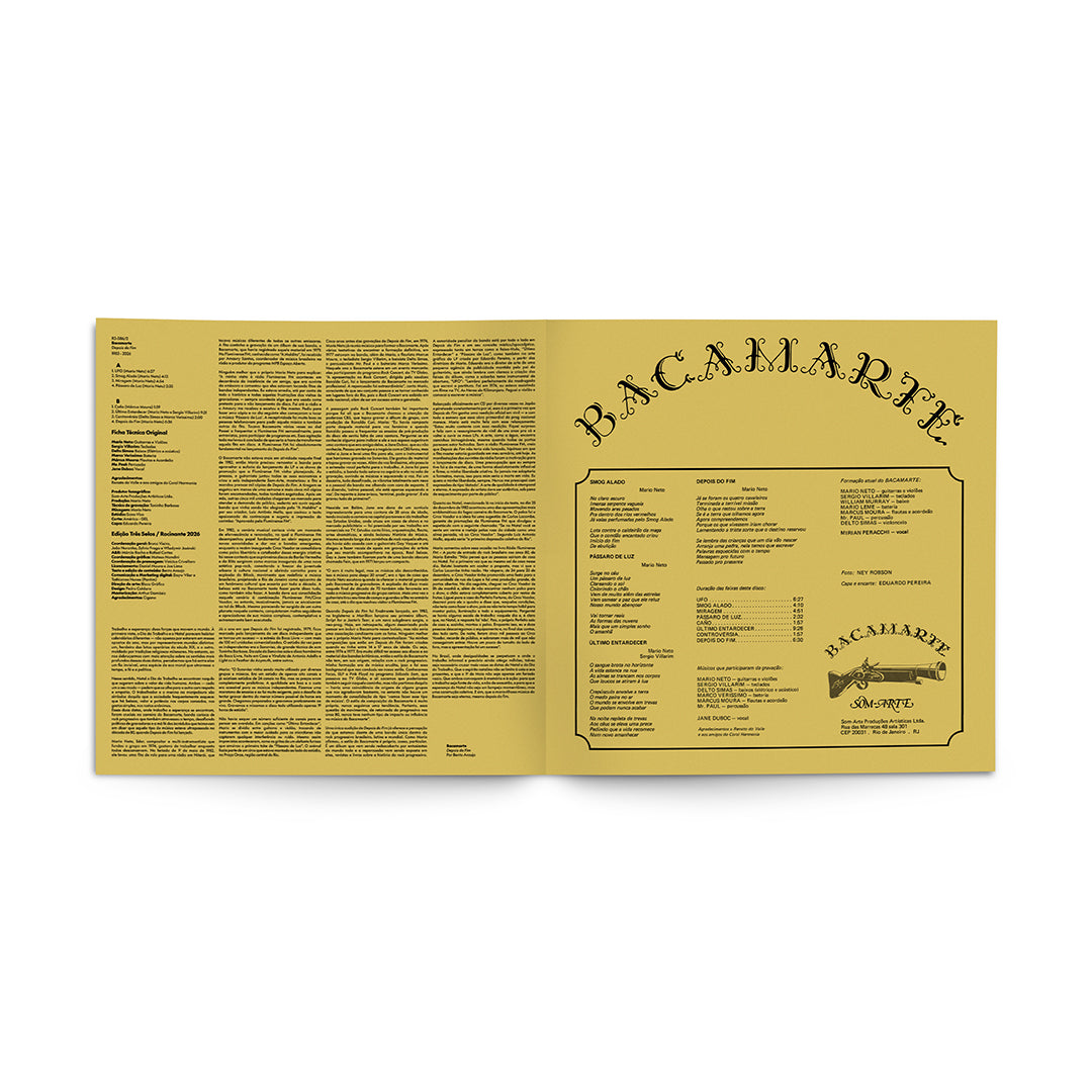 Encarte aberto de Depois do Fim contendo texto histórico, créditos, ficha técnica e informações do álbum.