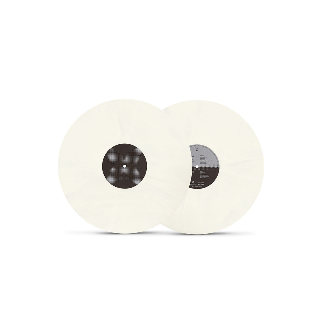 Dois discos de vinil brancos do álbum OXEAXEEXU da BaianaSystem, isolados em fundo neutro.