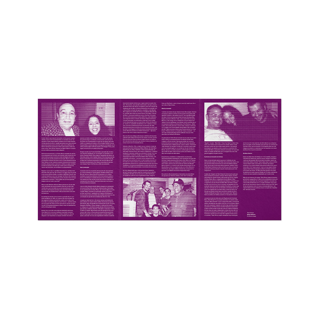 Encarte desdobrável em três painéis com fundo roxo-escuro e texto em colunas brancas. Inclui diversas fotografias históricas em preto e branco de Bebel Gilberto com outros artistas e colaboradores em estúdio e momentos de descontração.