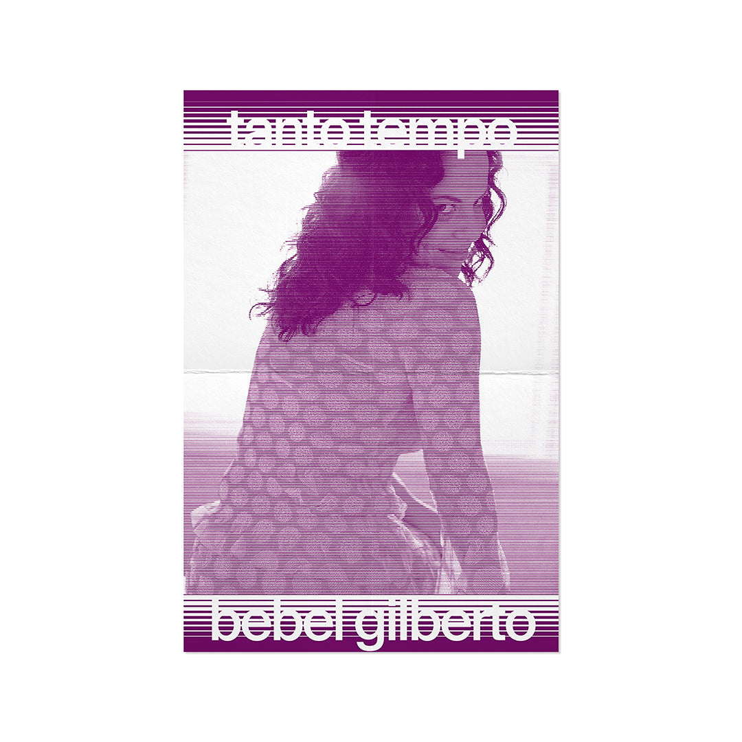 Poster promocional em tons de roxo e branco. Apresenta uma fotografia com efeito de linhas horizontais de Bebel Gilberto de costas a olhar por cima do ombro. No topo lê-se "tanto tempo" e na parte inferior "bebel gilberto" em letras vazadas.