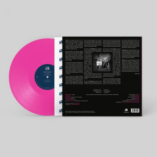 Contracapa do álbum Cangaço de Bernardo Ramos com disco de vinil rosa parcialmente exposto, texto de créditos e informações do lançamento (disco de vinil)