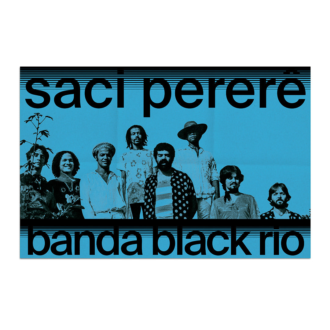 Frente do pôster incluso no disco "Saci Pererê" da Black Rio, apresentando uma foto exclusiva da banda, ideal para colecionadores.