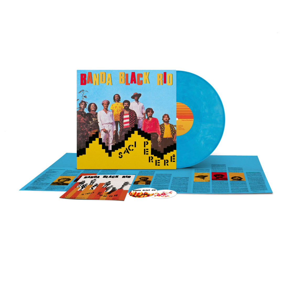 Mockup completo do disco de vinil "Saci Pererê" da Black Rio, mostrando a capa, o vinil azul 140g, foto, adesivos e pôster, como parte da edição do clube de assinatura.