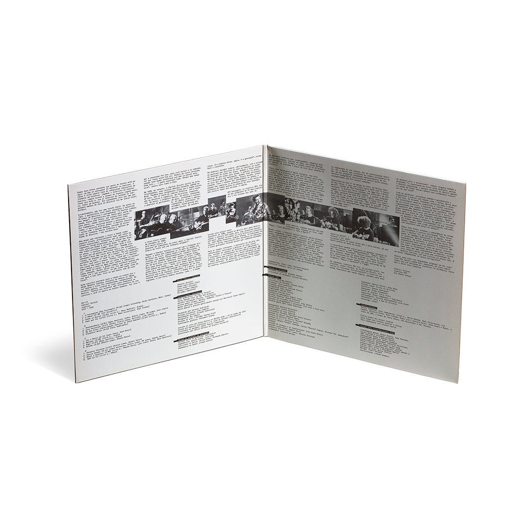 Encarte gatefold aberto da edição em vinil de Acústico do Capital Inicial com fundo branco, textos sobre a produção do álbum, ficha técnica completa, créditos, lista de faixas e uma sequência de fotografias em preto e branco registrando os integrantes da banda durante as sessões de gravação em estúdio.