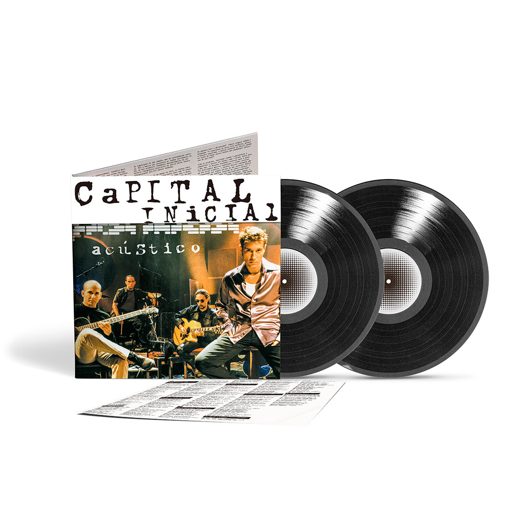 Mockup da edição em vinil duplo de Acústico do Capital Inicial exibindo a capa com foto da banda em estúdio, dois discos de vinil preto parcialmente expostos, encarte aberto ao fundo com textos, créditos e fotografias da gravação, além de folha avulsa contendo as letras das músicas.