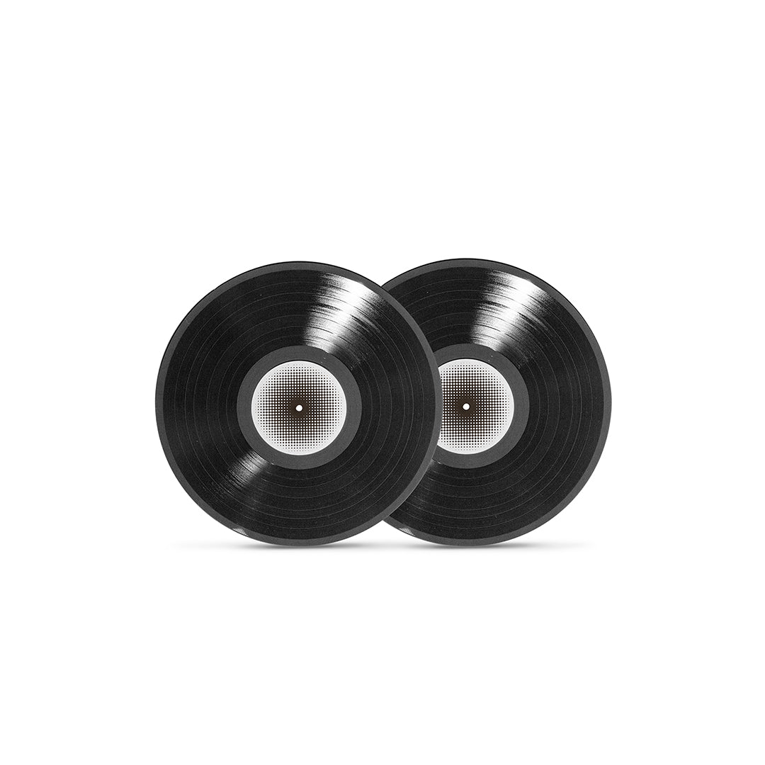Dois discos de vinil preto da edição dupla de Acústico do Capital Inicial fotografados sobrepostos sobre fundo claro, ambos com selo central branco e cinza em padrão gráfico pontilhado.