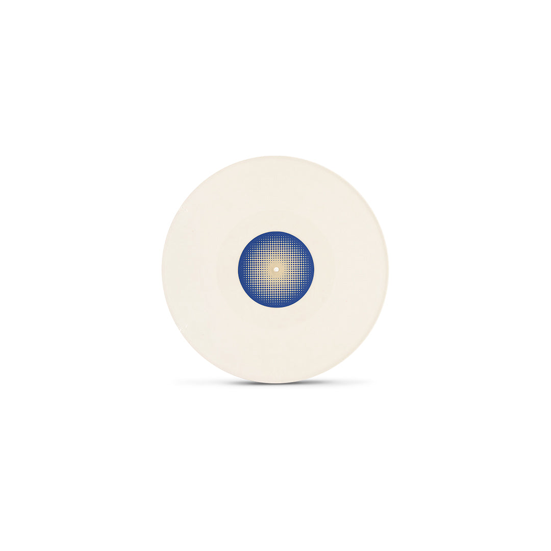 Disco de vinil branco do álbum OUTROS FIOS de Chico Bernardes, isolado sobre fundo neutro.