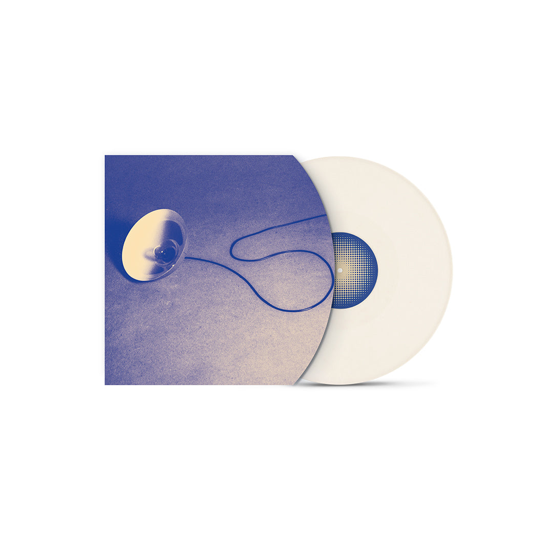 Envelope interno do álbum OUTROS FIOS de Chico Bernardes (disco de vinil) com disco parcialmente para fora.