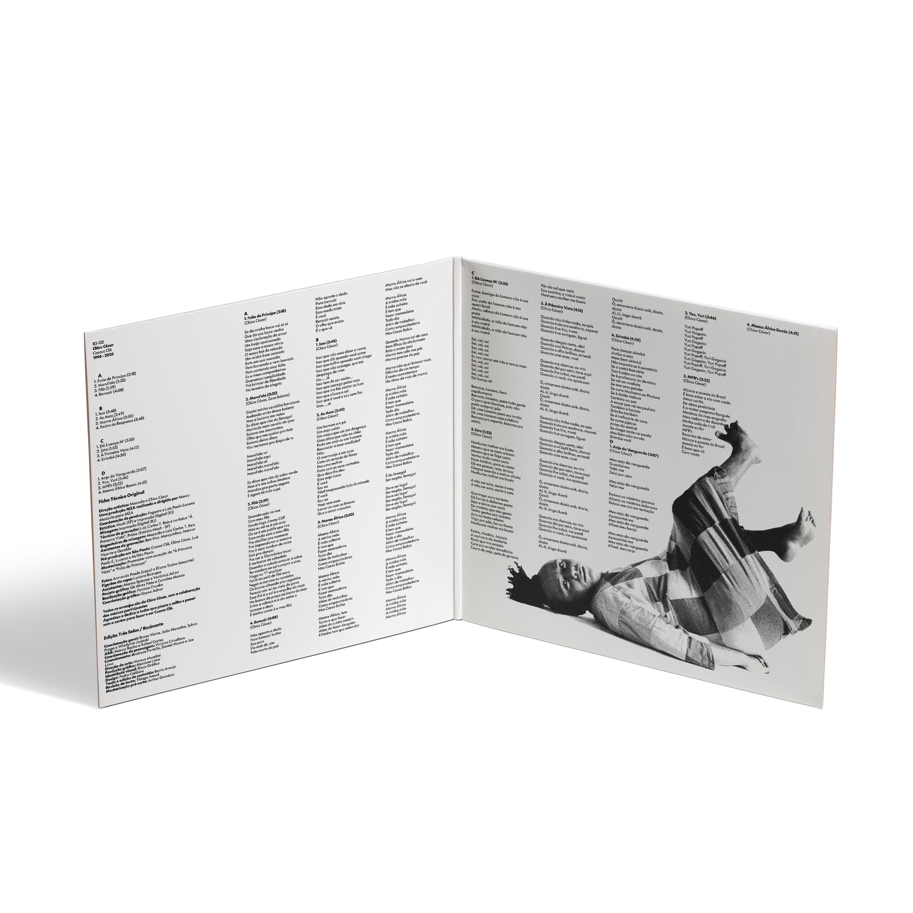 Interior aberto da capa dupla (gatefold) do álbum em fundo branco. Organizado em colunas com as letras das músicas e a ficha técnica detalhada impressas em preto, inclui à direita uma fotografia em preto e branco de Chico César deitado de costas no chão com as pernas elevadas.