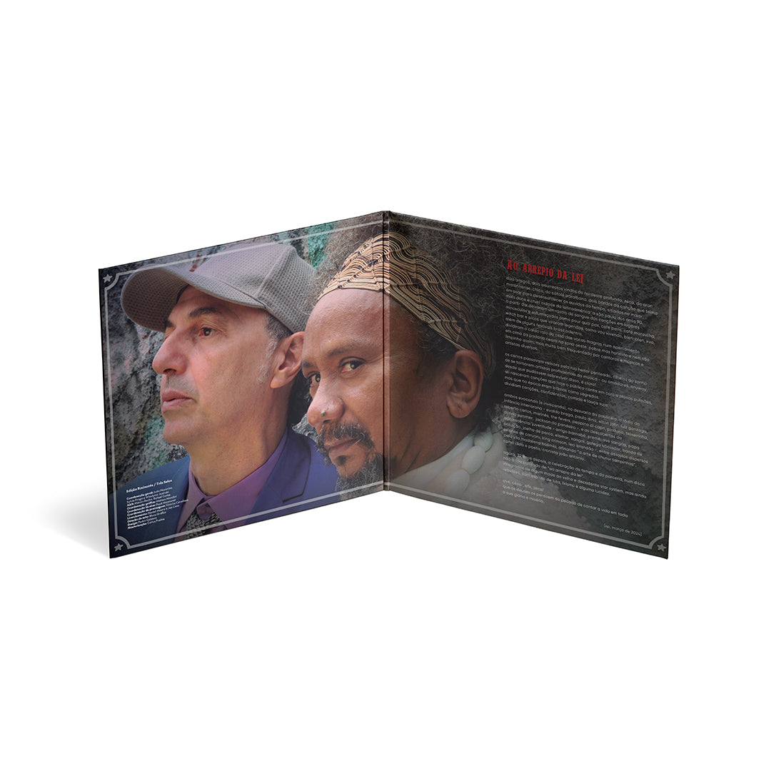 Capa gatefold aberta do álbum Ao Arrepio da Lei de Chico César e Zeca Baleiro (disco de vinil).