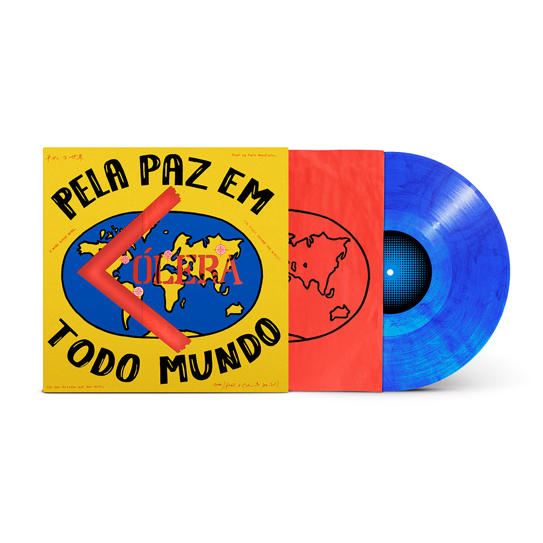 Capa do álbum “Pela Paz em Todo Mundo” da banda Cólera com envelope interno vermelho ilustrado com mapa-múndi parcialmente exposto e disco de vinil azul marmorizado saindo do envelope interno (disco de vinil).