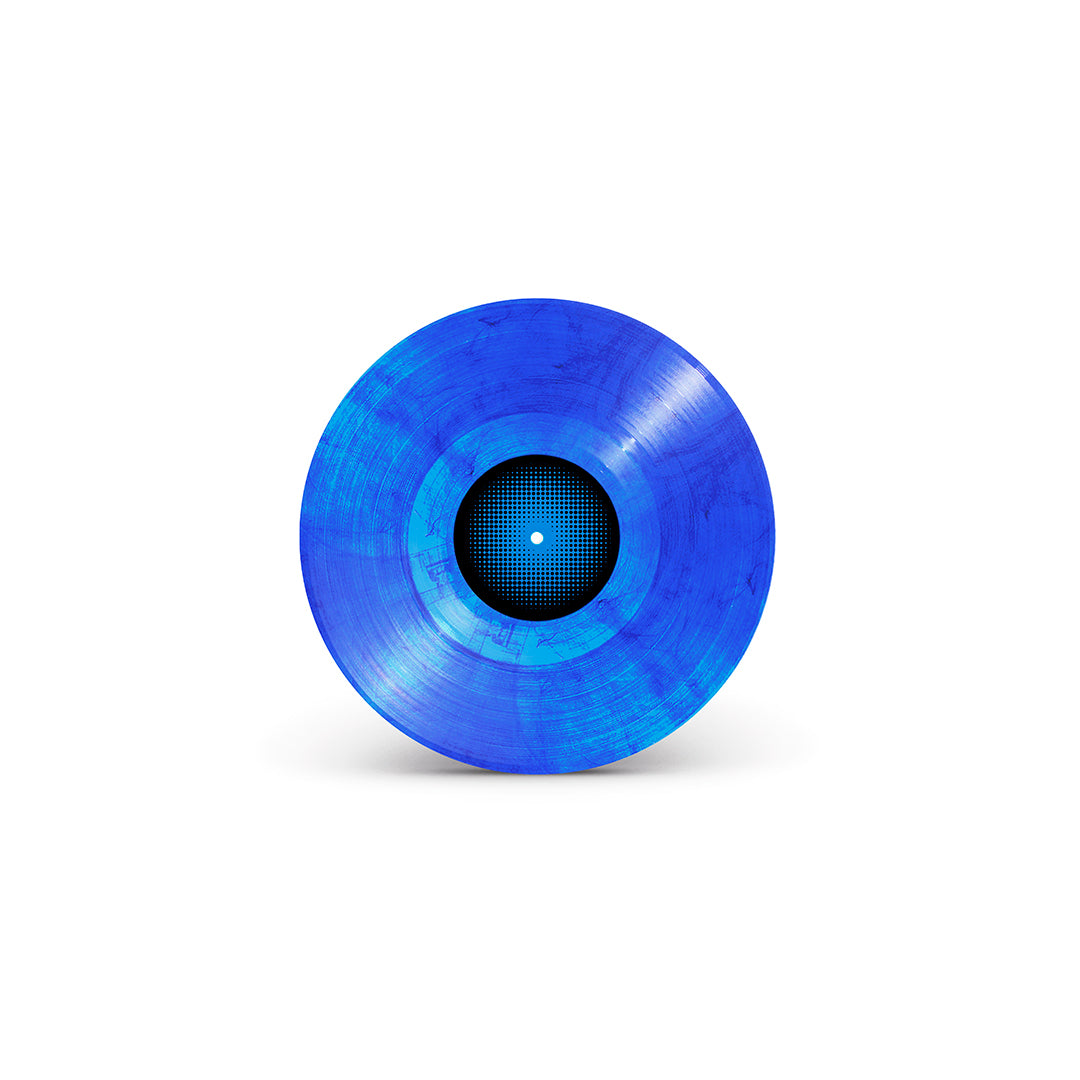 Disco de vinil azul marmorizado do álbum “Pela Paz em Todo Mundo” da banda Cólera, com nuances em azul claro e azul escuro, detalhes esfumaçados em preto e rótulo central azul e preto, isolado sobre fundo neutro (disco de vinil).