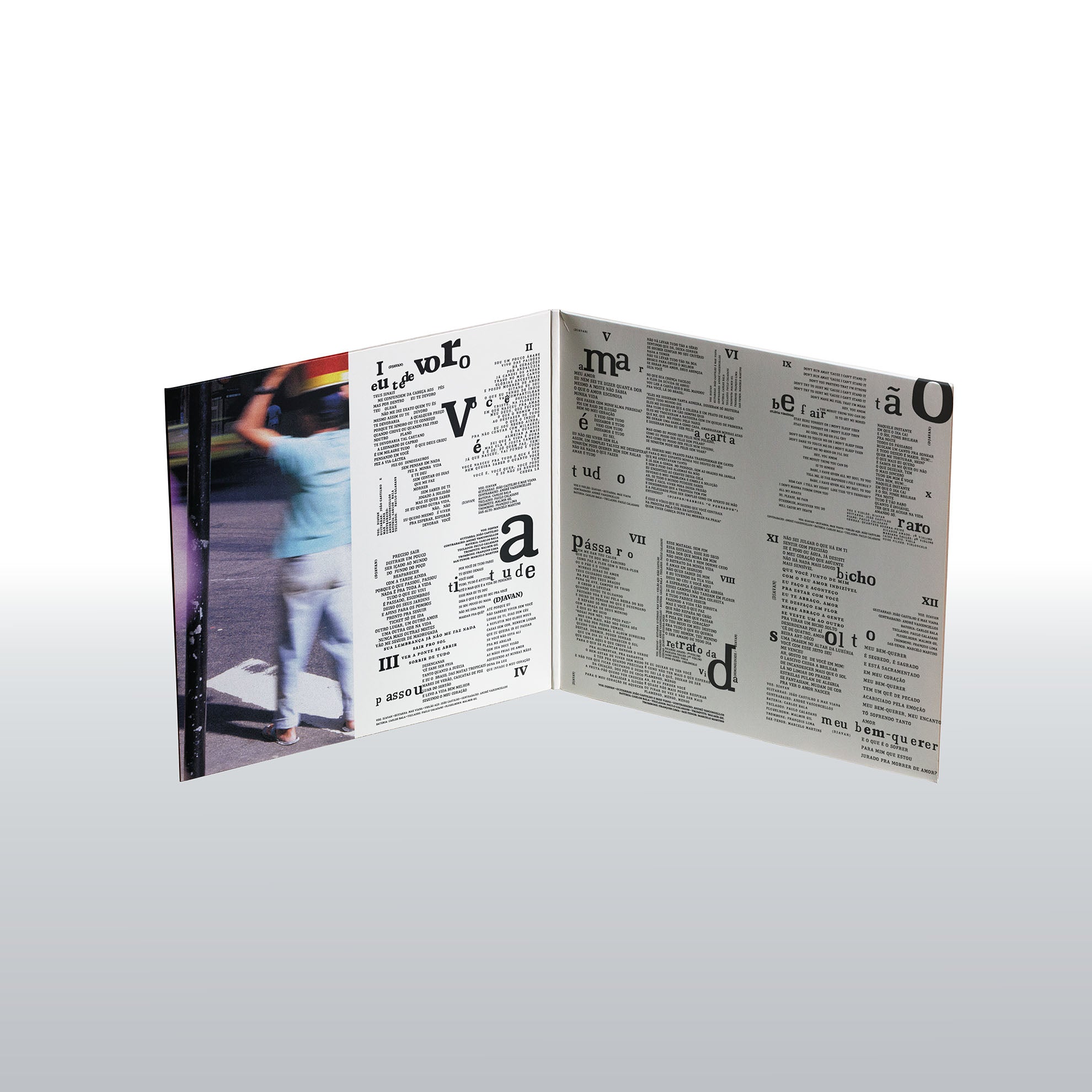 Capa gatefold aberta da edição dupla em LP de Bicho Solto O XIII de Djavan com letras e projeto gráfico interno.