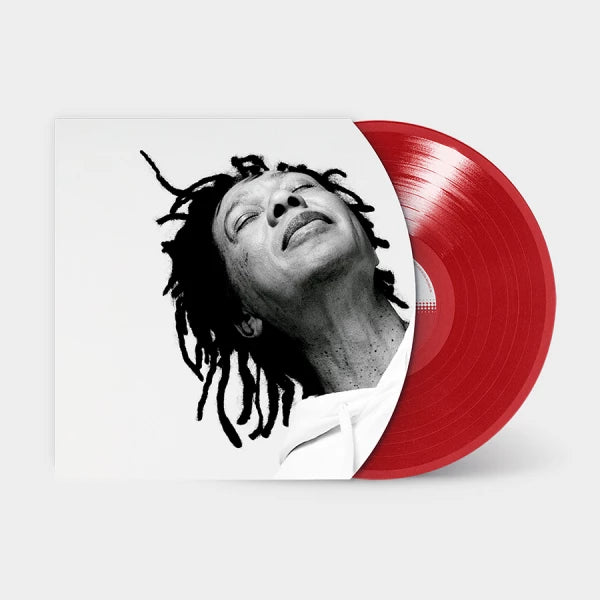 Envelope interno do LP D de Djavan com fotografia em preto e branco do artista.