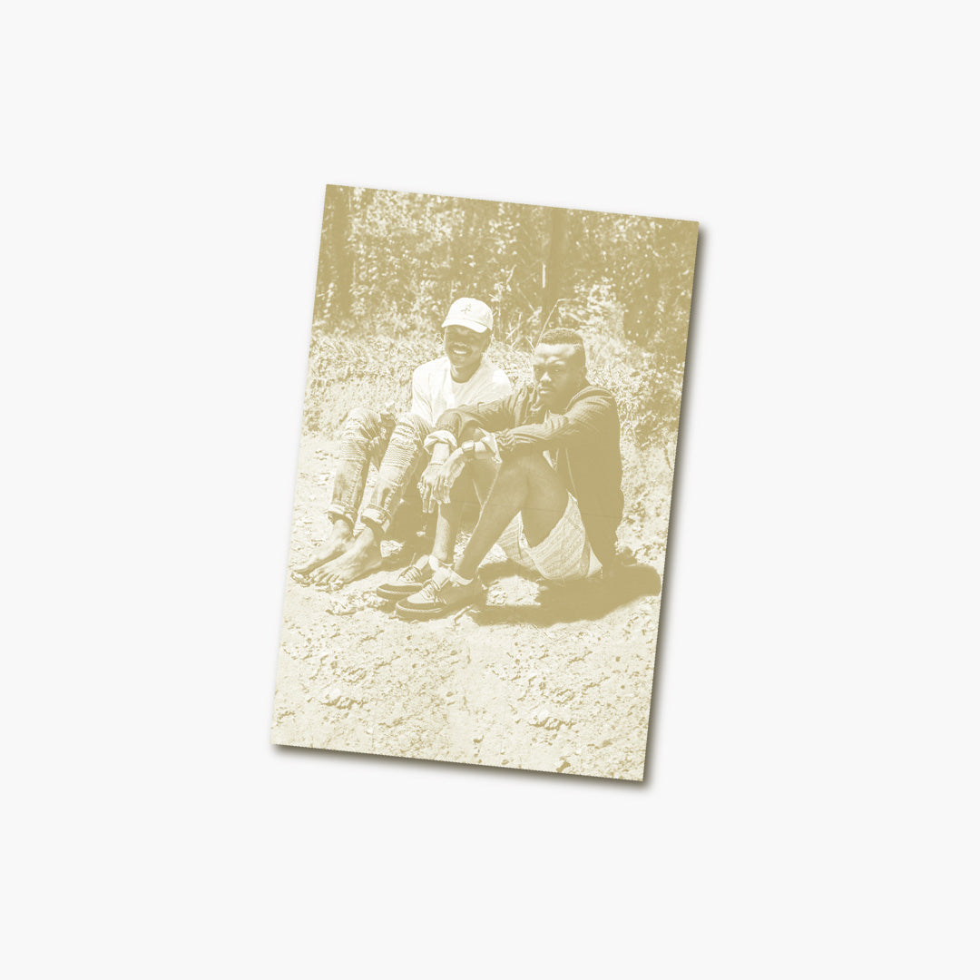 Fotografia promocional de Djonga incluída na edição em LP do álbum Heresia.