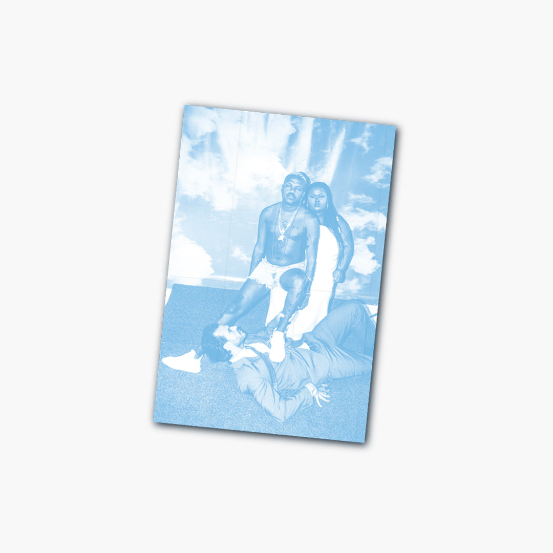 Cartão fotográfico da edição de O Menino Que Queria Ser Deus mostrando Djonga e outros personagens do ensaio visual em composição com fundo de nuvens.