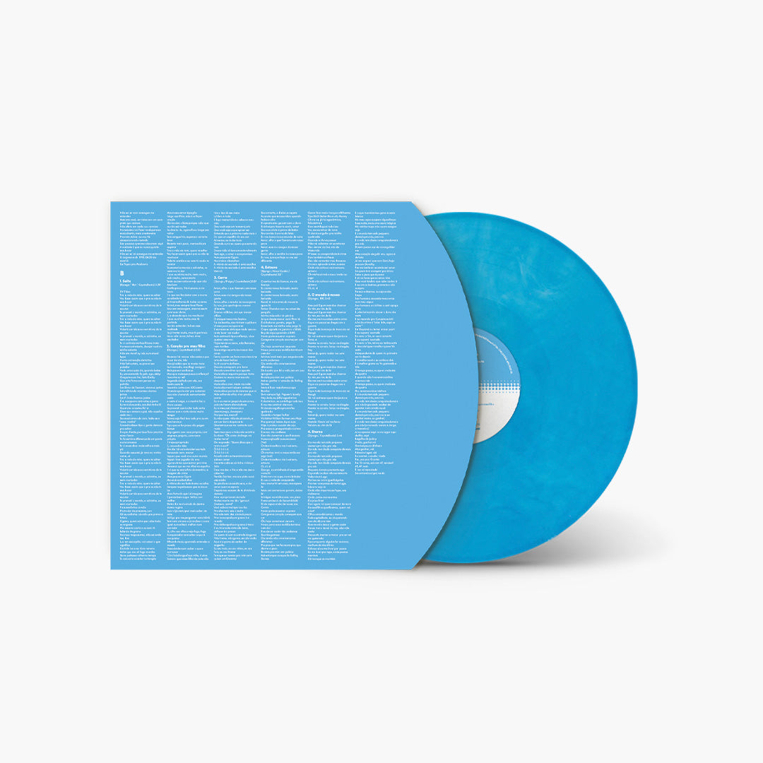 Envelope interno da edição em vinil LP de O Menino Que Queria Ser Deus de Djonga com letras das músicas impressas em fundo azul e acabamento gráfico da edição