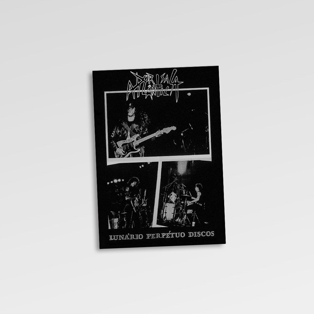Pôster incluído na edição em vinil LP de Antes do Fim com fotografias em preto e branco da Dorsal Atlântica durante apresentações ao vivo, destacando guitarra, bateria e palco.