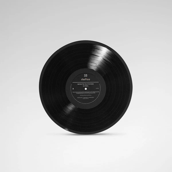 Disco de vinil preto de Behind The Tea Chronicles de Ed Motta com selo central personalizado e acabamento brilhante evidenciando os sulcos do LP.