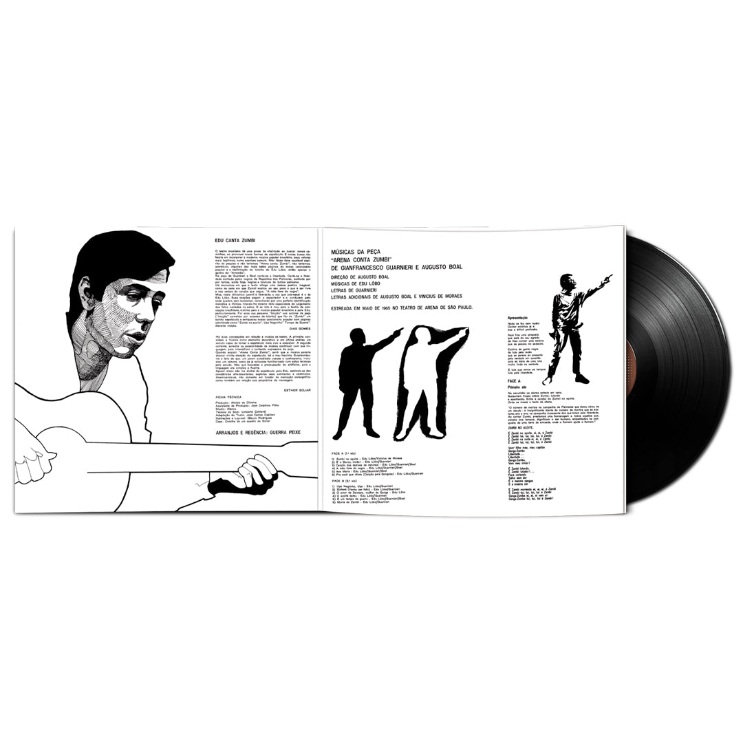 Parte interna do gatefold de Edu Canta Zumbi com ilustração em preto e branco de músico tocando violão, silhuetas de personagens da peça Arena Conta Zumbi, textos históricos e disco de vinil preto ao lado.