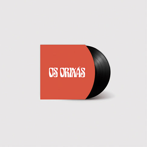 Envelope interno da edição em vinil de Os Orixás de Eloah com fundo vermelho, tipografia branca estilizada do título do álbum e disco preto parcialmente visível saindo da embalagem.
