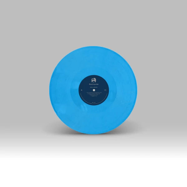 Disco de vinil azul translúcido da edição de Erika Ribeiro interpretando obras de Sofia Gubaidúlina, Hermeto Pascoal e Ígor Stravinsky, com selo central azul-escuro personalizado e acabamento semitransparente.