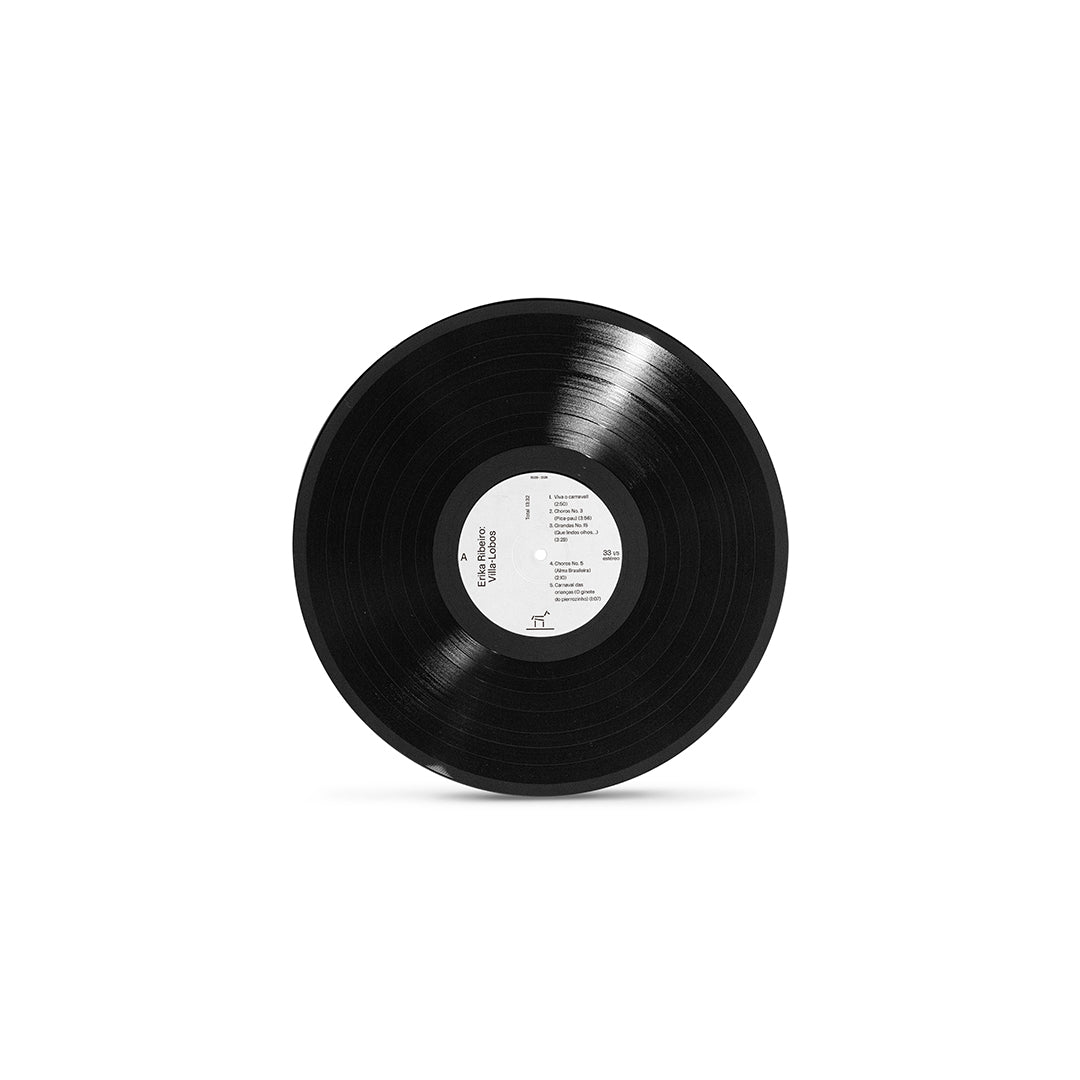 Disco de vinil preto do álbum Villa-Lobos de Erika Ribeiro com selo central minimalista em branco e preto contendo informações das faixas dedicadas à obra do compositor brasileiro Heitor Villa-Lobos.
