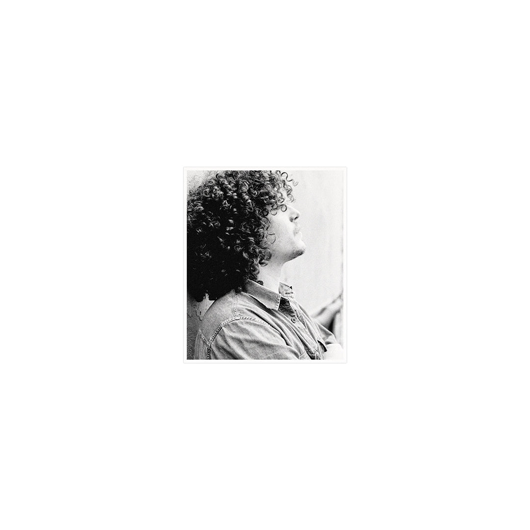 Foto Chico Chico de perfil em preto e branco
