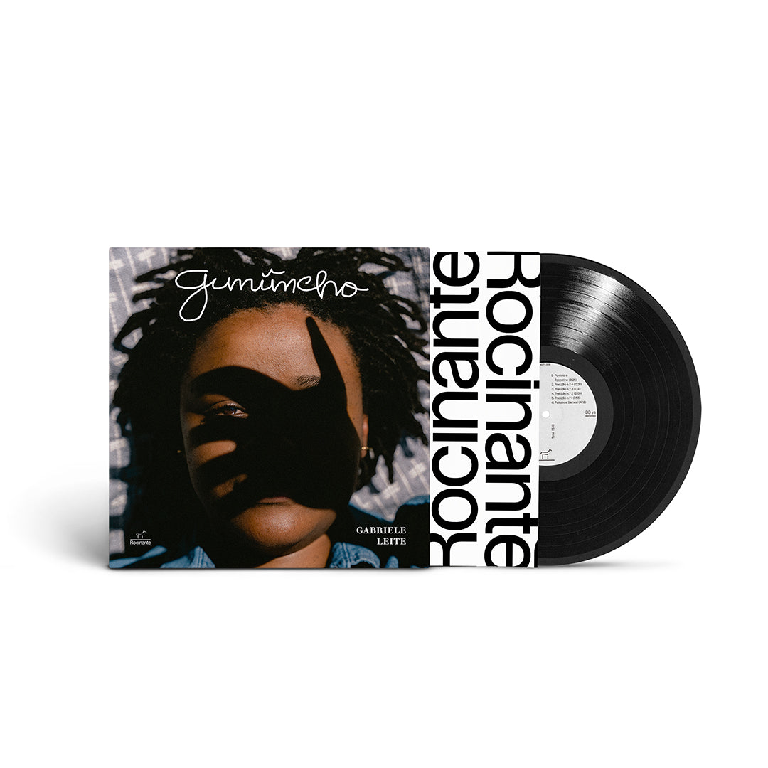 Capa do álbum Gunûncho de Gabriele Leite com envelope interno e o disco de vinil preto parcialmente para fora.