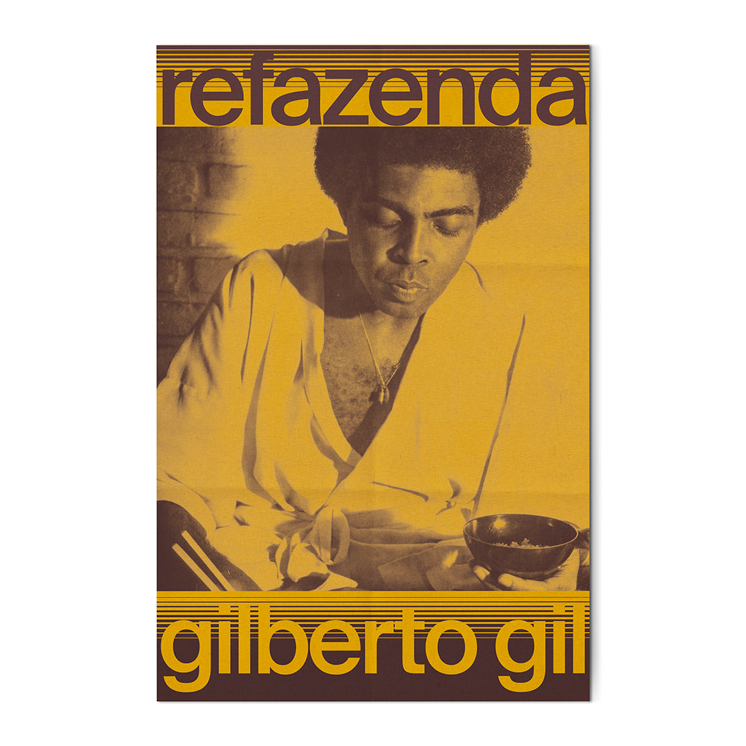 Verso do pôster do álbum Refazenda de Gilberto Gil com fundo amarelo e extensa composição gráfica formada por textos, letras das músicas, créditos e fotografias em tom sépia. O layout reúne imagens do artista tocando violão, se apresentando ao vivo e retratos em momentos de descontração.