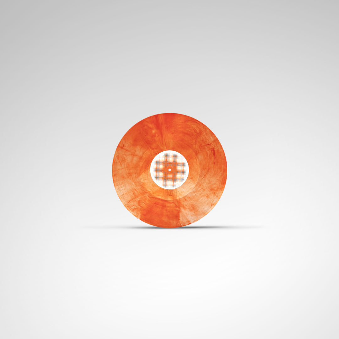 Disco de vinil laranja marmorizado do álbum Iyá Agbá Siré: O Poder do Sagrado Feminino, com selo central branco e laranja em padrão gráfico pontilhado (disco de vinil).