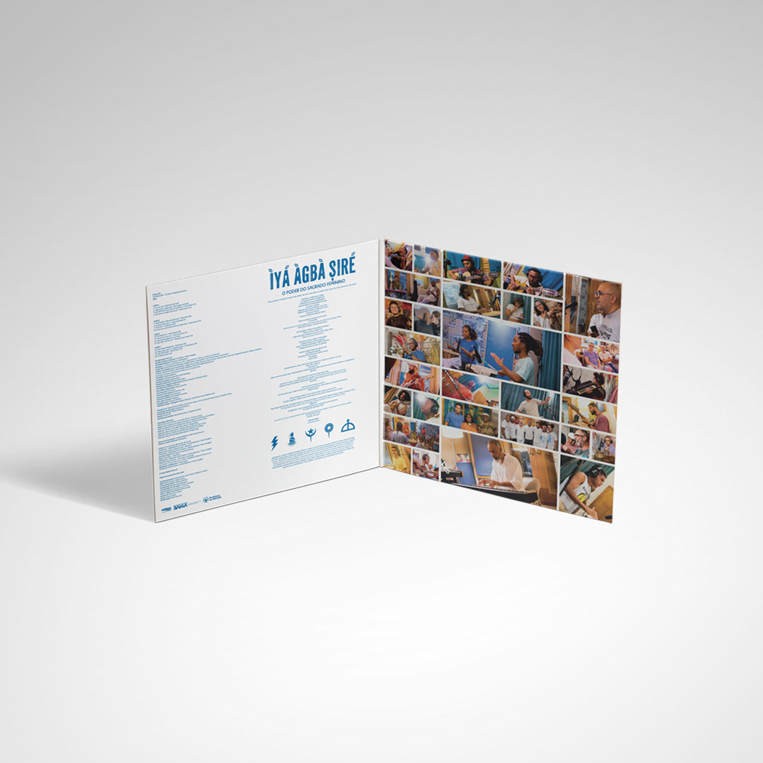 Encarte aberto do álbum Iyá Agbá Siré: O Poder do Sagrado Feminino, com painel interno contendo créditos, letras, símbolos gráficos e mosaico de fotografias dos músicos, participantes e momentos das gravações (disco de vinil).
