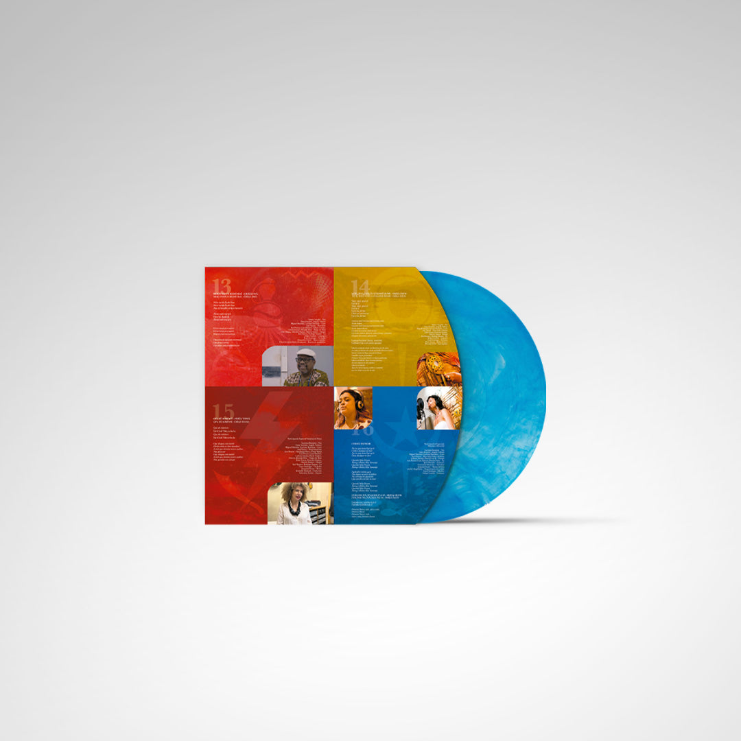 Material gráfico do álbum Iyá Agbá Siré: O Poder do Sagrado Feminino com blocos coloridos, letras e fotografias dos participantes, acompanhado de disco de vinil azul marmorizado parcialmente exposto (disco de vinil).