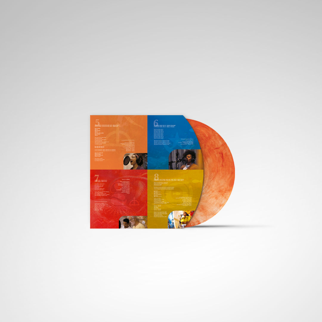 Material gráfico do álbum Iyá Agbá Siré: O Poder do Sagrado Feminino com blocos coloridos, letras e fotografias dos participantes, acompanhado de disco de vinil laranja marmorizado parcialmente exposto (disco de vinil).