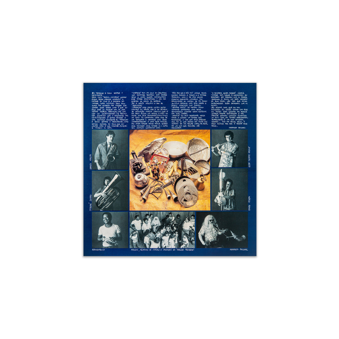 Encarte interno quadrado do álbum sobre fundo azul-escuro. Apresenta um mosaico central de fotografias dos músicos individuais com os seus instrumentos, uma imagem central de objetos e utensílios sonoros, e textos explicativos manuscritos no topo.
