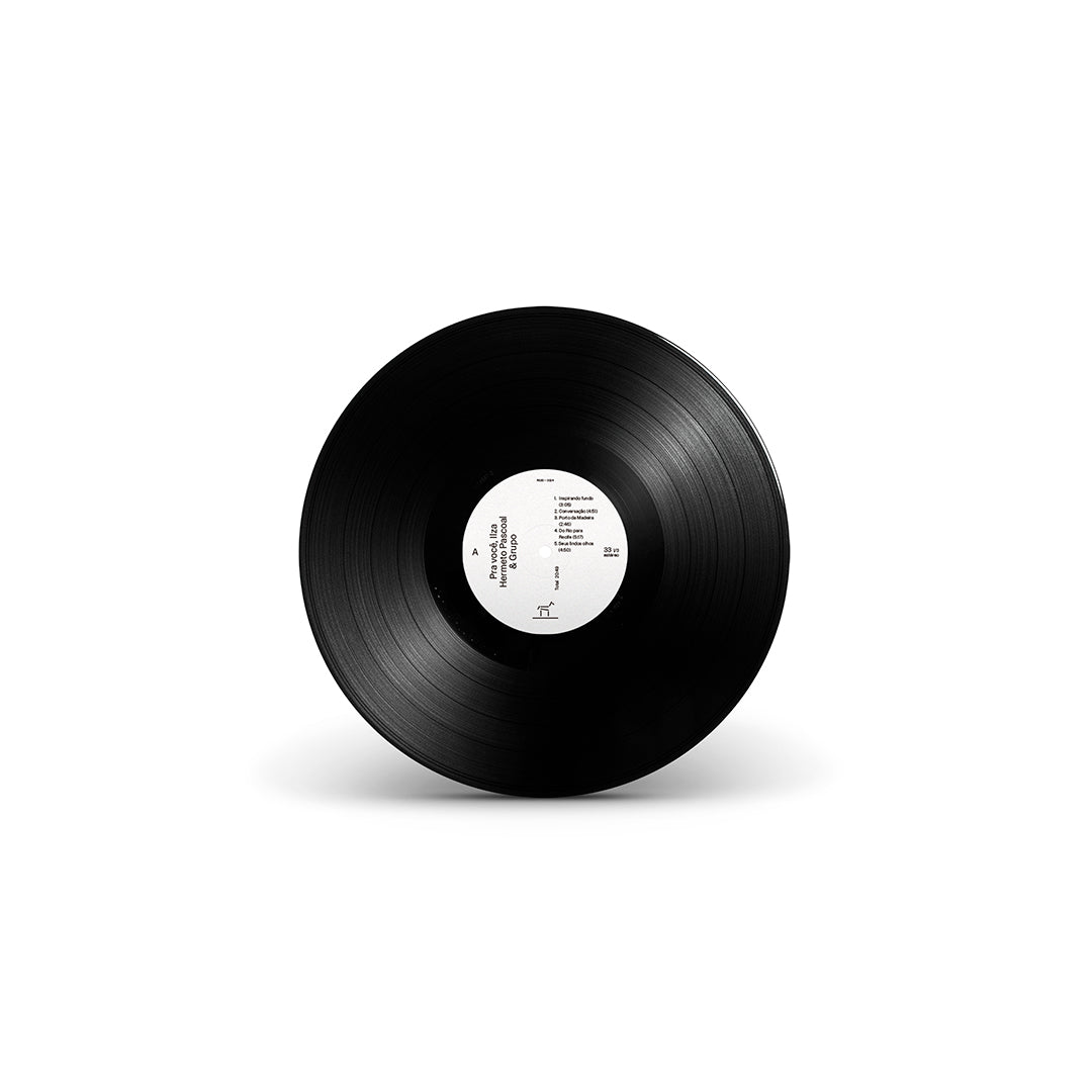 Disco de vinil preto do LP Pra Você, Ilza de Hermeto Pascoal e Grupo, com selo central e sulcos visíveis sobre fundo neutro.