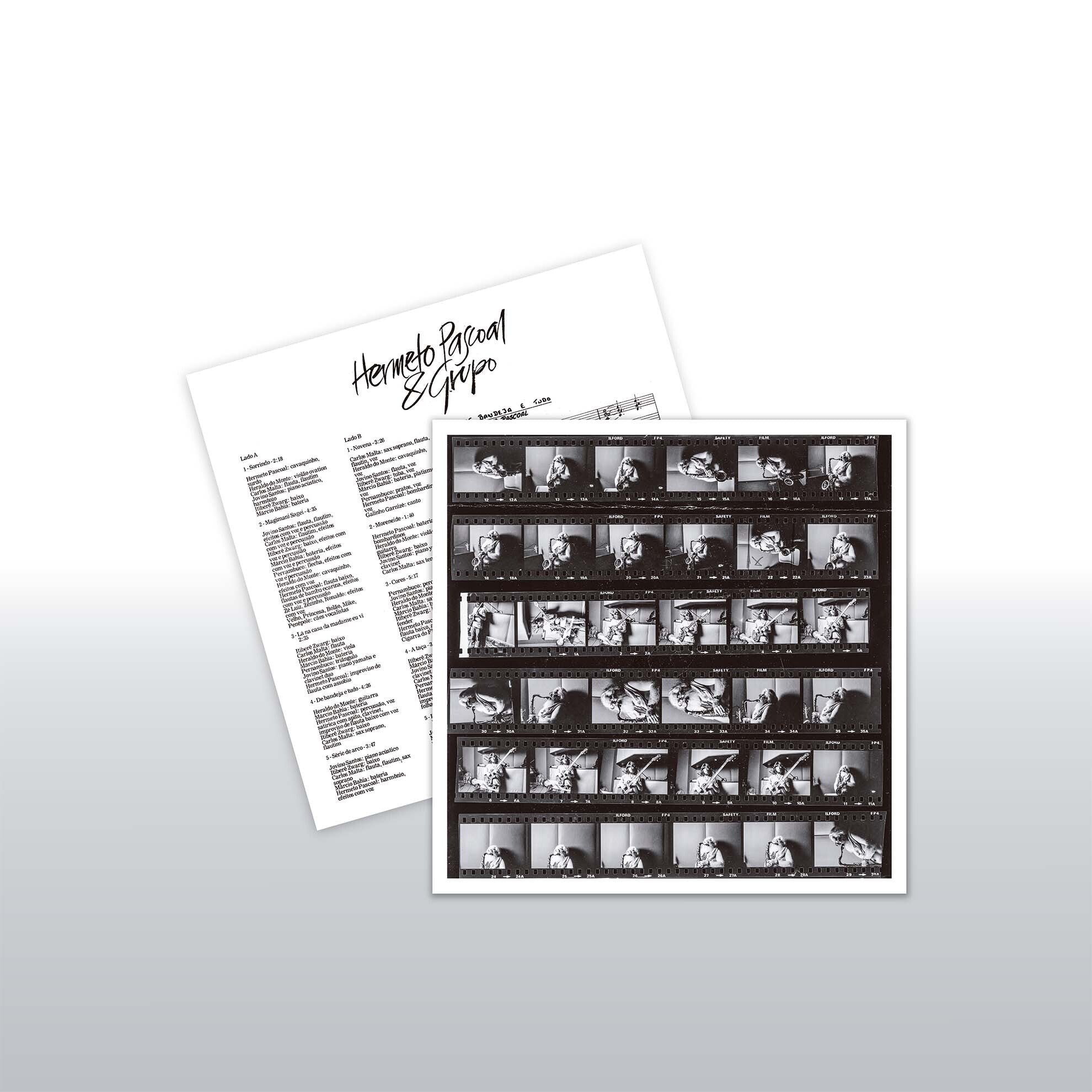 Encartes do LP Hermeto Pascoal & Grupo com letras das músicas, partitura e sequência de fotos em preto e branco em formato de filme fotográfico (disco de vinil).