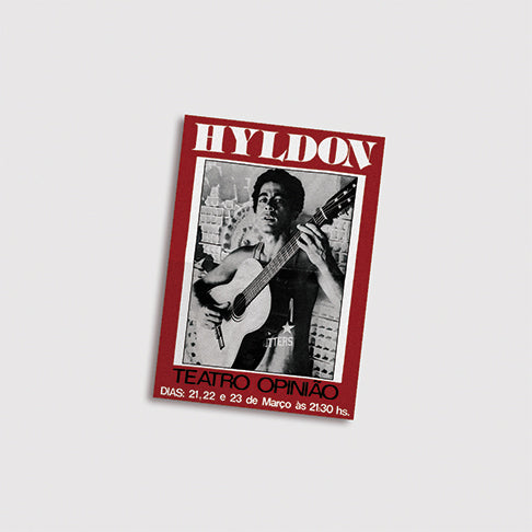 Pôster do LP Sabor de Amor de Hyldon com fotografia em preto e branco do artista segurando violão e divulgação de apresentação no Teatro Opinião (disco de vinil).